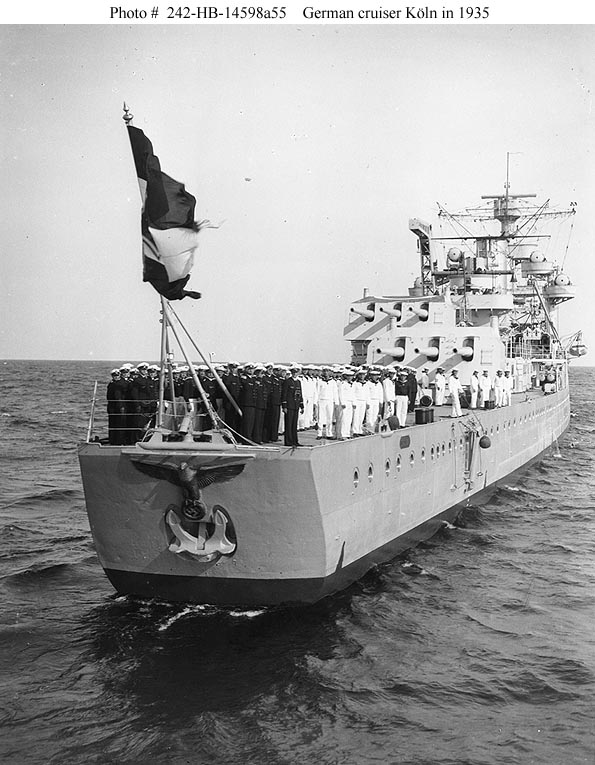 Pohled na zajímavé rozložení hlavních bojových věží křižníku Köln z předválečných let.