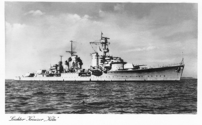 Lehký křižník Köln na vodě.